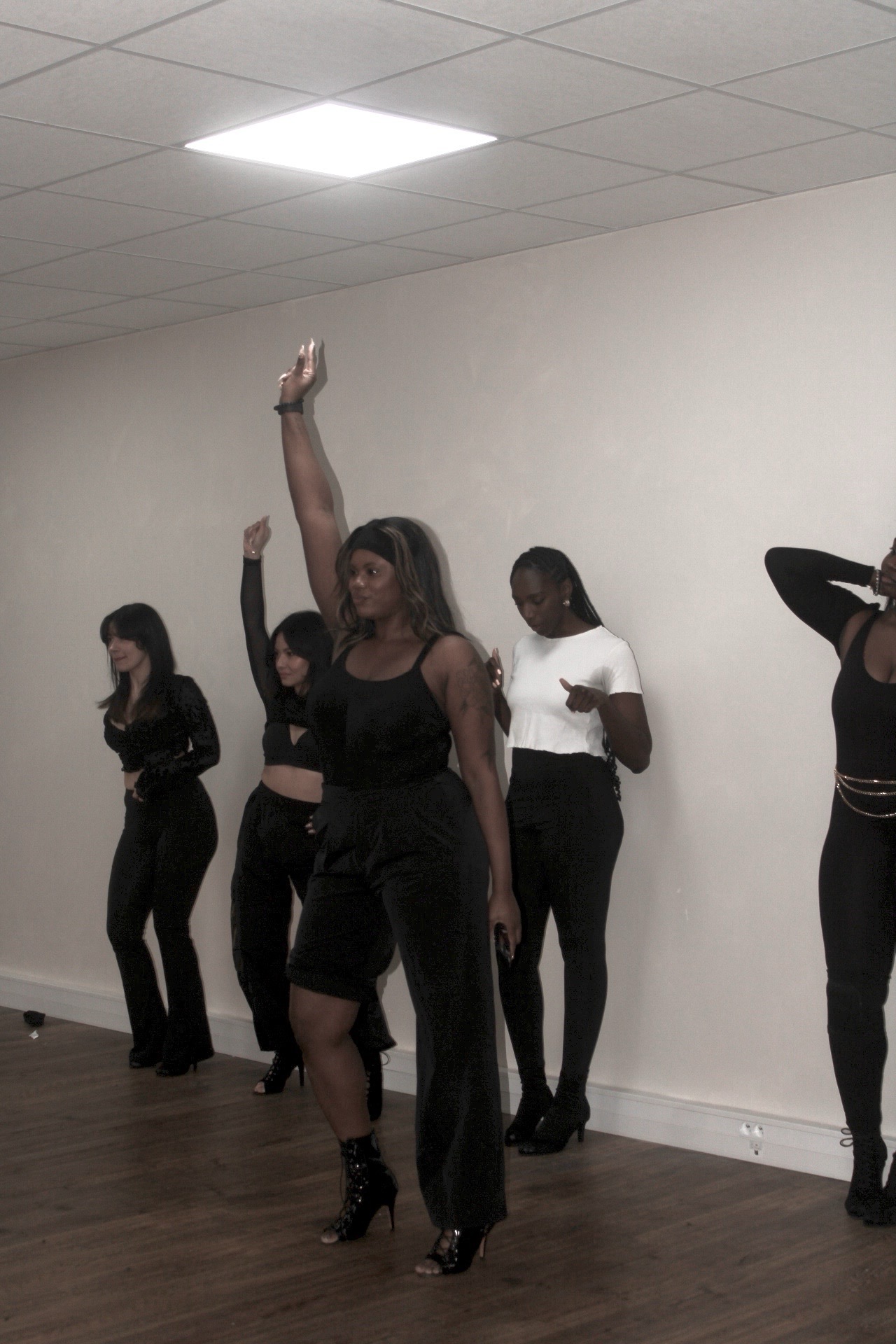 Studio de danse Maryse Nora The Muse Lab 78 Studio de danse à Saint-Quentin en Yvelines, à Montigny le bretonneux (78) et location de salle. Studio de danse réservé et dédié aux femmes. Cours de heels 78