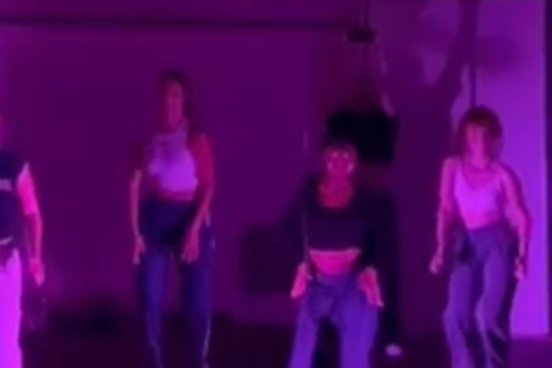 Cours d'Afro Dancehall au Muse Lab sous une lumière violette