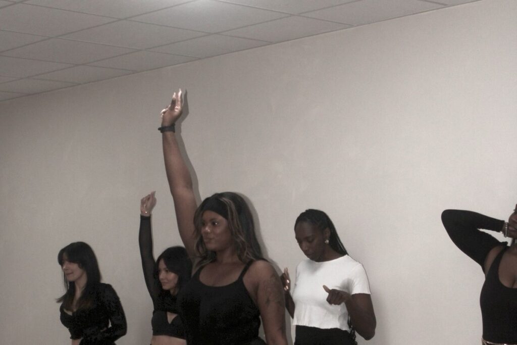 Groupe d'élèves en cours de danse au Muse Lab, studio réservé aux femmes