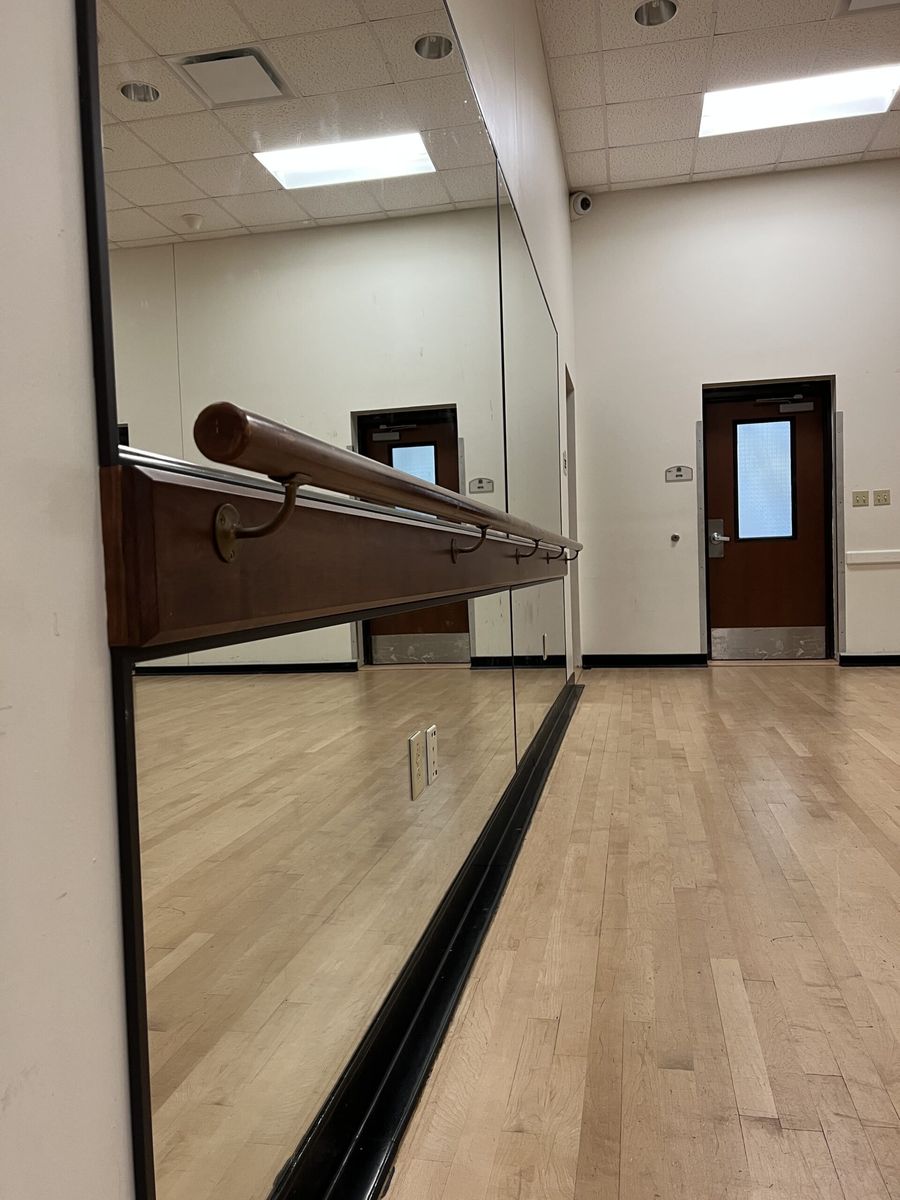 Barre et miroirs du studio de danse The Muse Lab
