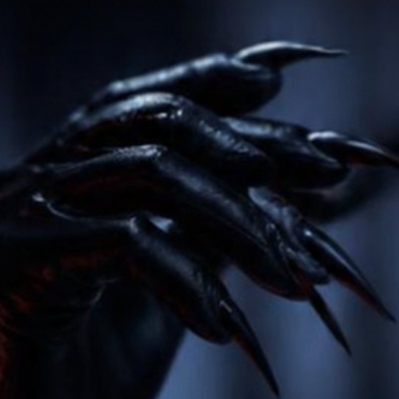 Moodboard Dark Feminine : main aux ongles noirs