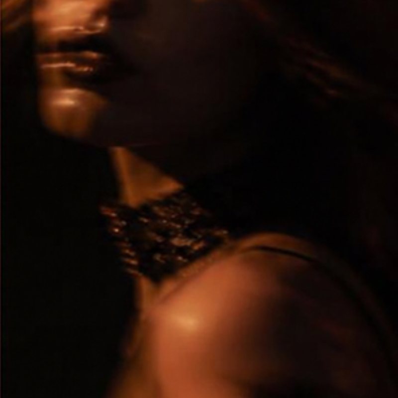 Moodboard Dark Feminine : portrait en mouvement, dentelle noire