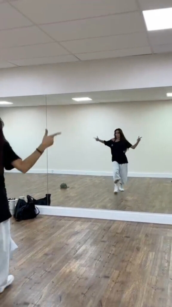 Cours de Street Commercial au Muse Lab : une danseuse face au miroir du studio