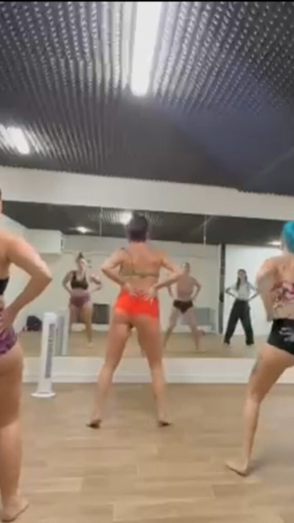 Cours de Twerk au Muse Lab : groupe de danseuses en studio face au miroir